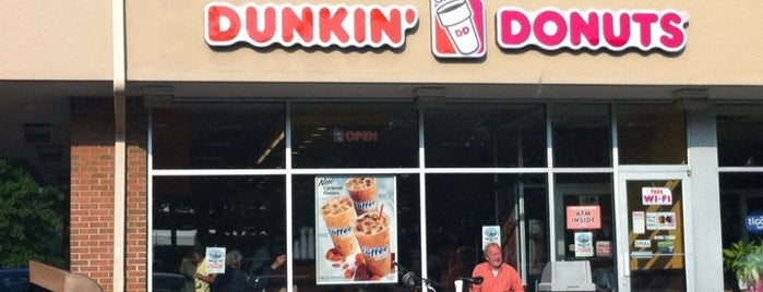 Dunkin' is one of Tempat yang Disukai Sara.