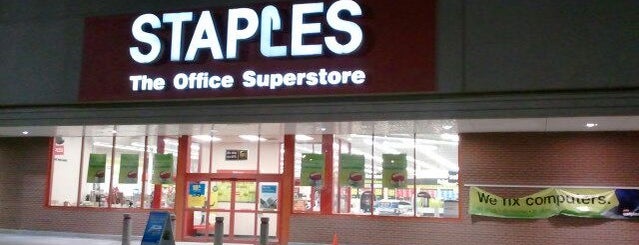 Staples is one of Lieux qui ont plu à Aimee.