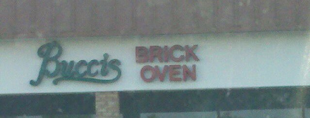 Bucci's Brick Oven is one of สถานที่ที่ William ถูกใจ.