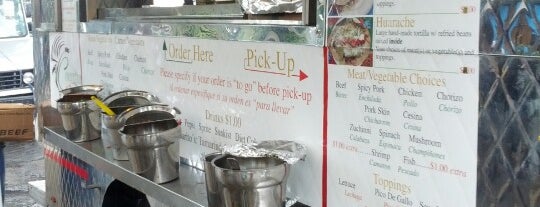Red Hook Ballfield Food Vendors is one of Bucket.