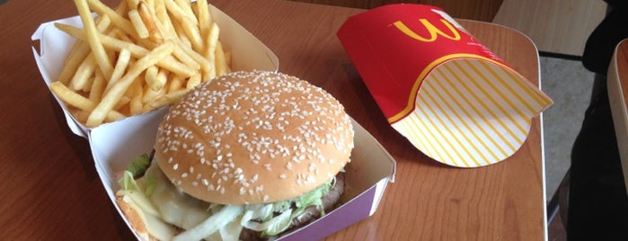 McDonald's is one of Tempat yang Disukai Steinway.