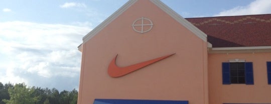 Nike Factory Store is one of Tempat yang Disukai Michael.
