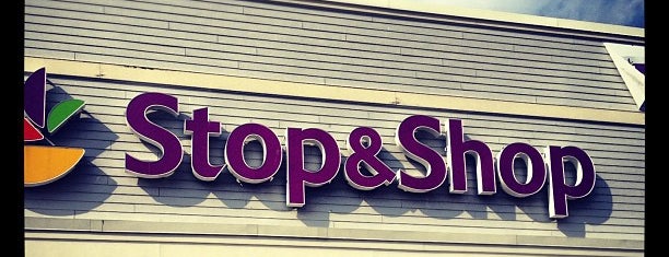Super Stop & Shop is one of Tempat yang Disukai Bridget.