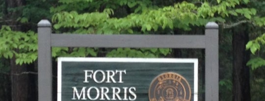 Fort Morris Historic Site is one of สถานที่ที่ Lizzie ถูกใจ.