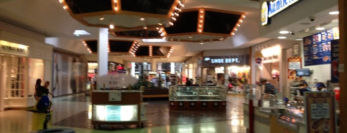 Sangertown Square Mall is one of Posti che sono piaciuti a Christopher.