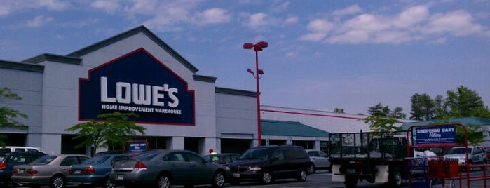 Lowe's is one of Jessicaさんのお気に入りスポット.