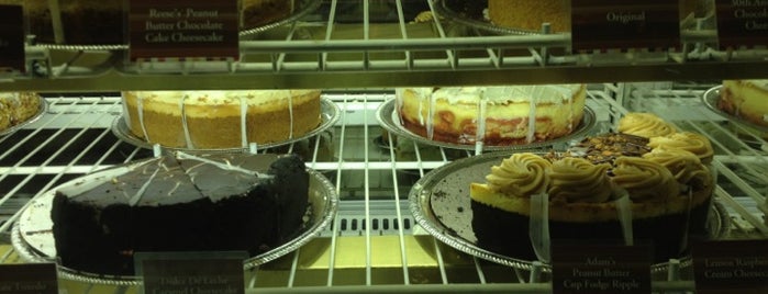 The Cheesecake Factory is one of Locais curtidos por Dana.