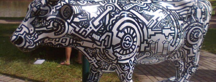 Cow Parade - Machine Cow (Múcio Nunes) is one of Cow Parade Goiânia 2012.