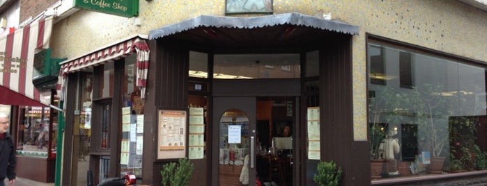 Kardomah Coffee Shop is one of Lieux qui ont plu à Phillip.