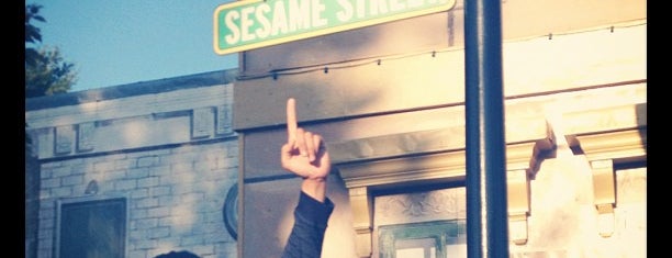 Sesame Street is one of Özge 님이 좋아한 장소.