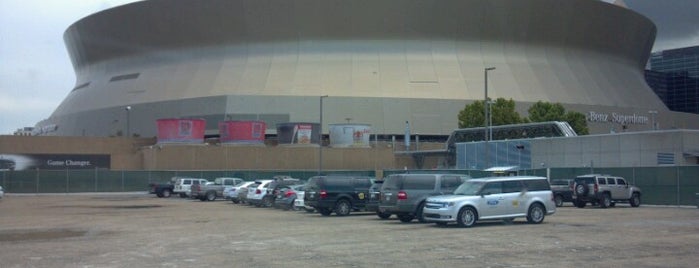 メルセデス ベンツ スーパードーム is one of NFL stadiums.