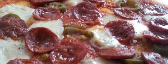 Dough Pizza Kitchen is one of Lugares favoritos de Dinos.