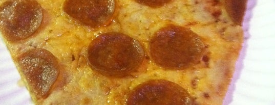 Nico's Pizza is one of Tempat yang Disukai Elizabeth.
