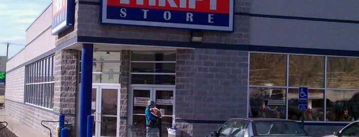 Red White & Blue Thrift Store is one of Locais curtidos por Emily.