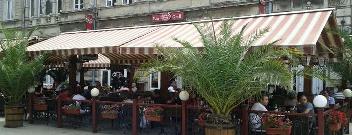Happy Bar & Grill is one of Locais salvos de Tessa.