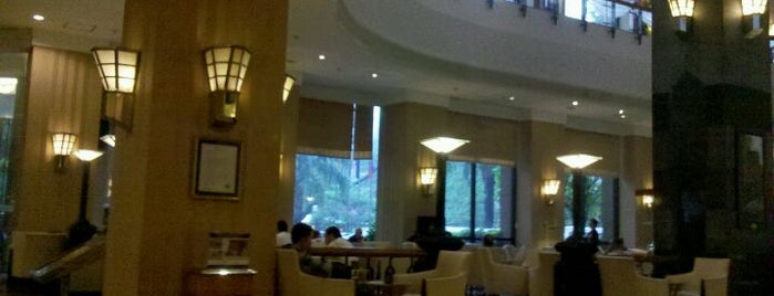 Cava Lounge at Melia Hanoi is one of Locais curtidos por Sada.