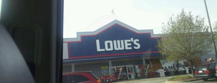 Lowe's is one of Orte, die Kelly gefallen.