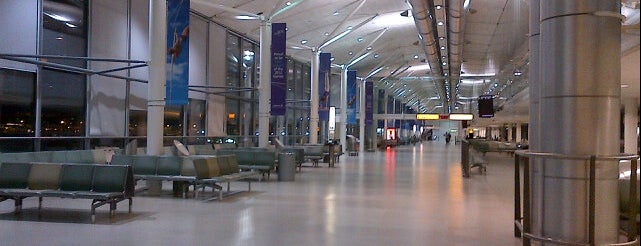 Aéroport de Londres-Heathrow (LHR) is one of Adorable Places.