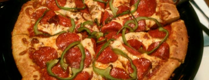 Boston Pizza is one of Lugares favoritos de JULIE.
