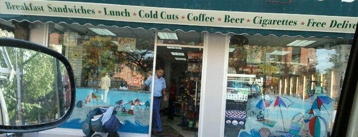 Royal Deli & Coffee Shop is one of Locais curtidos por Jeffrey.