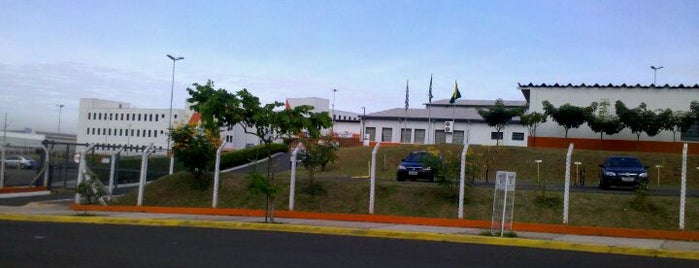 Faculdade Anhanguera is one of สถานที่ที่ Heloisa ถูกใจ.