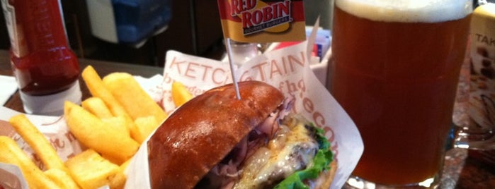 Red Robin Gourmet Burgers and Brews is one of Lieux qui ont plu à Maxwell.