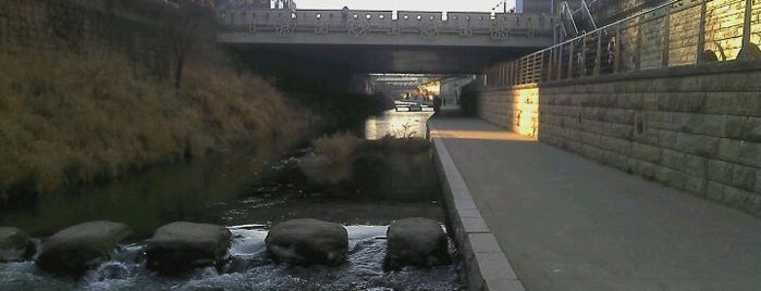 Ogansugyo Bridge is one of Bridges over Cheonggyecheon.