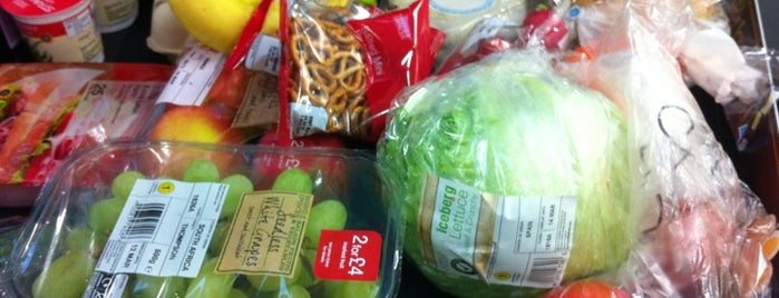 M&S Simply Food is one of Anthonyさんのお気に入りスポット.