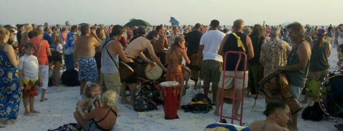 Siesta Key Beach Drum Circle is one of Chris'in Beğendiği Mekanlar.