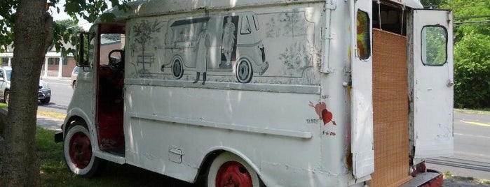 Skippy's Hot Dog Truck is one of Tempat yang Disukai Lizzie.