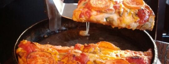 Lou Malnati's Pizzeria is one of Posti che sono piaciuti a Andrew.