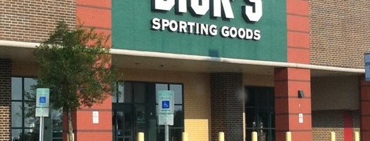 DICK'S Sporting Goods is one of Lugares favoritos de Aaron.