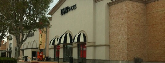 DSW Designer Shoe Warehouse is one of สถานที่ที่ Ailie ถูกใจ.