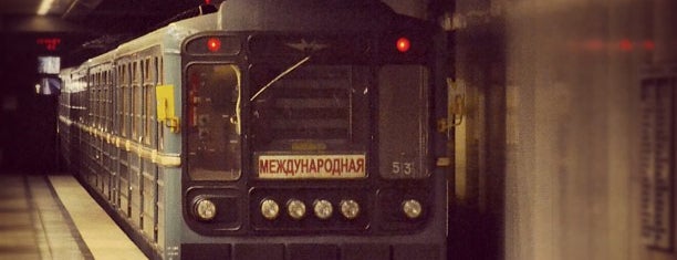 Метро Деловой центр, Филёвская линия is one of Moscow Subway.