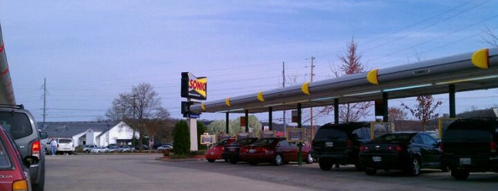 SONIC Drive In is one of สถานที่ที่ Chester ถูกใจ.