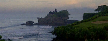 Pantai Tanah Lot is one of Beautiful places to do an engagement photo in Bali.
