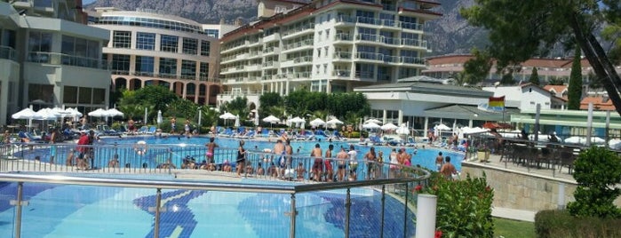 Pool Bar Kemer Resort is one of Orte, die Begüm gefallen.