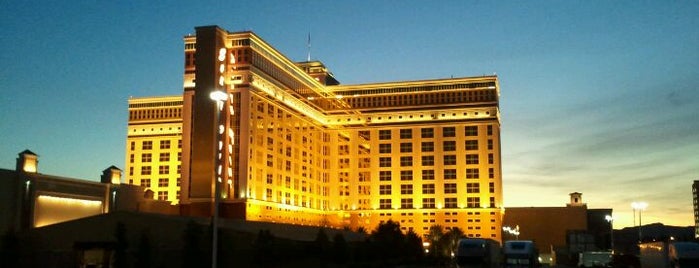South Point Hotel & Casino is one of Lugares favoritos de Mike.