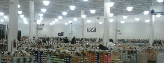 DSW Designer Shoe Warehouse is one of Lynda : понравившиеся места.
