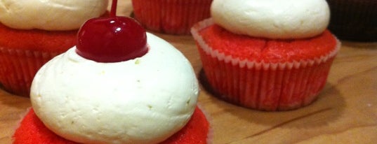 Red Velvet Cupcakery is one of Lugares guardados de John.