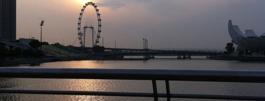 Esplanade Bridge is one of All-time favorites in Singapore.