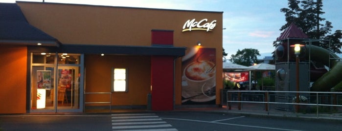 McDonald's is one of Locais curtidos por Tim.