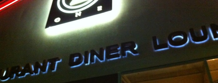Z-One Diner & Lounge is one of Tempat yang Disukai Lizzie.