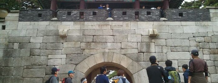 숙정문 is one of The Gates of Seoul.