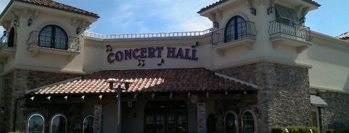 Peppermill Concert Hall is one of Orte, die Jordan gefallen.
