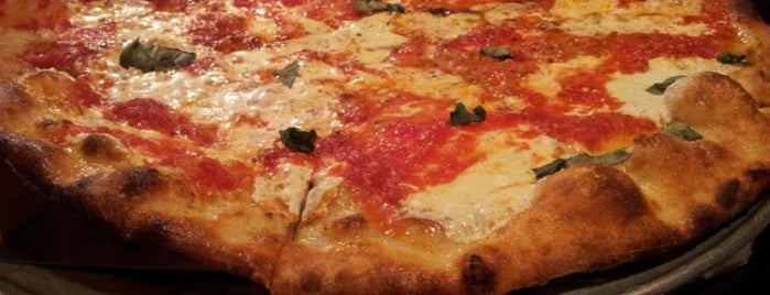 Agnellos Brick Oven Pizza is one of สถานที่ที่บันทึกไว้ของ Leon.
