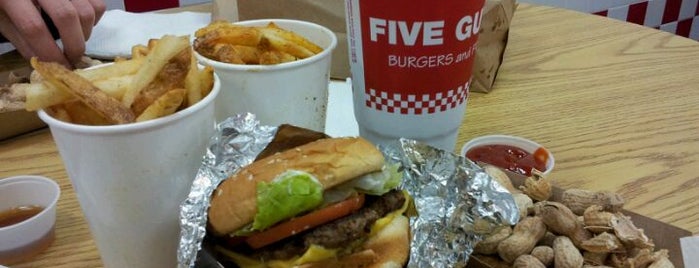 Five Guys is one of Lieux qui ont plu à Melinda.