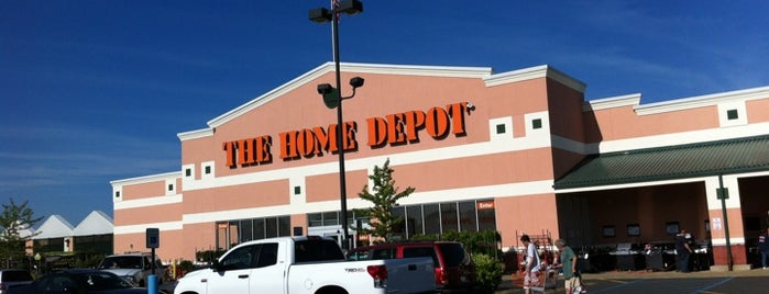 The Home Depot is one of Tempat yang Disukai Carl.