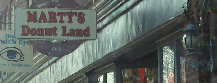 Marty's Donut Land is one of Orte, die Kylie gefallen.