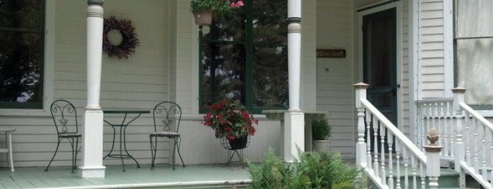 Oaklawn Bed and Breakfast is one of Favorites.